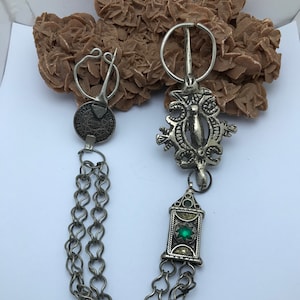 2 fibula marocain vallée draa, berbère ancien Rare fin argent péroné unique, porté avec une patine 40 cm de long