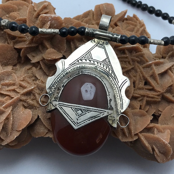 Touareg Collier vintage Pendentif en Argent et Pierre Agate Rouge 16 Ovale Tête de Déesse