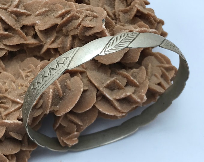 Bijoux marocain, ancien porté subsaharienne argent/Touareg granulé bracelet avec des triangles appliquées, 6.2 cm de diamètre