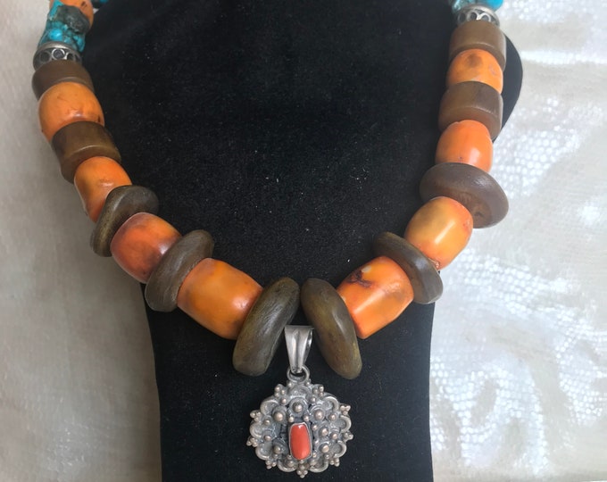 collier marocaine ethnique avec corail et pendentif argent , vintage handmade necklace silver