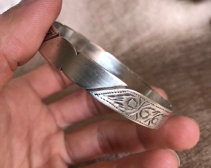 Bijoux marocain, ethniques ancien berbère argent bracelet festonné, taille extra large, beau travail patine, 6 cm de diamètre intérieur