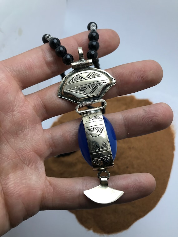 トゥアレグ族のネックレス：ブルーアゲート、手彫りペンダント