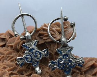 rare paire de vieux berbère argentée fibules de pied petit chacal, assortis, bonne forme,ethnic fibulas,fibula emaillee