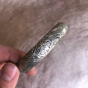 Bijoux marocain, taille large porté fin argent berbère ajouré bracelet jonc ancien, jolie design, à main levée, 2 timbres sur l’extérieur