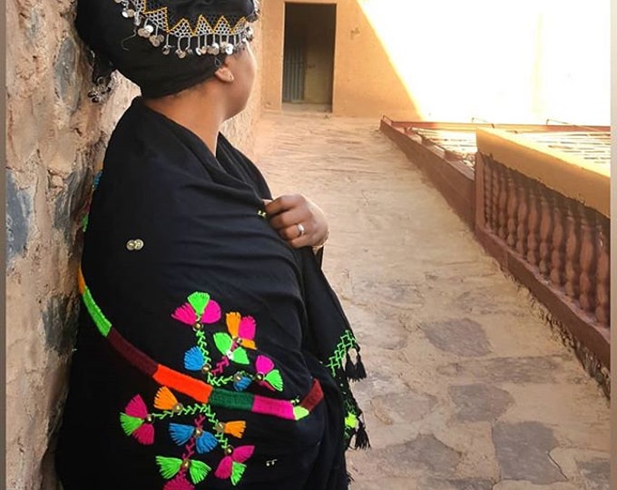 vêtement berbère zagora nommé « amelhef » ou « gnaâe » ou « tahrouyt » grand châle en tissu noir brodé de motifs de couleurs vives.