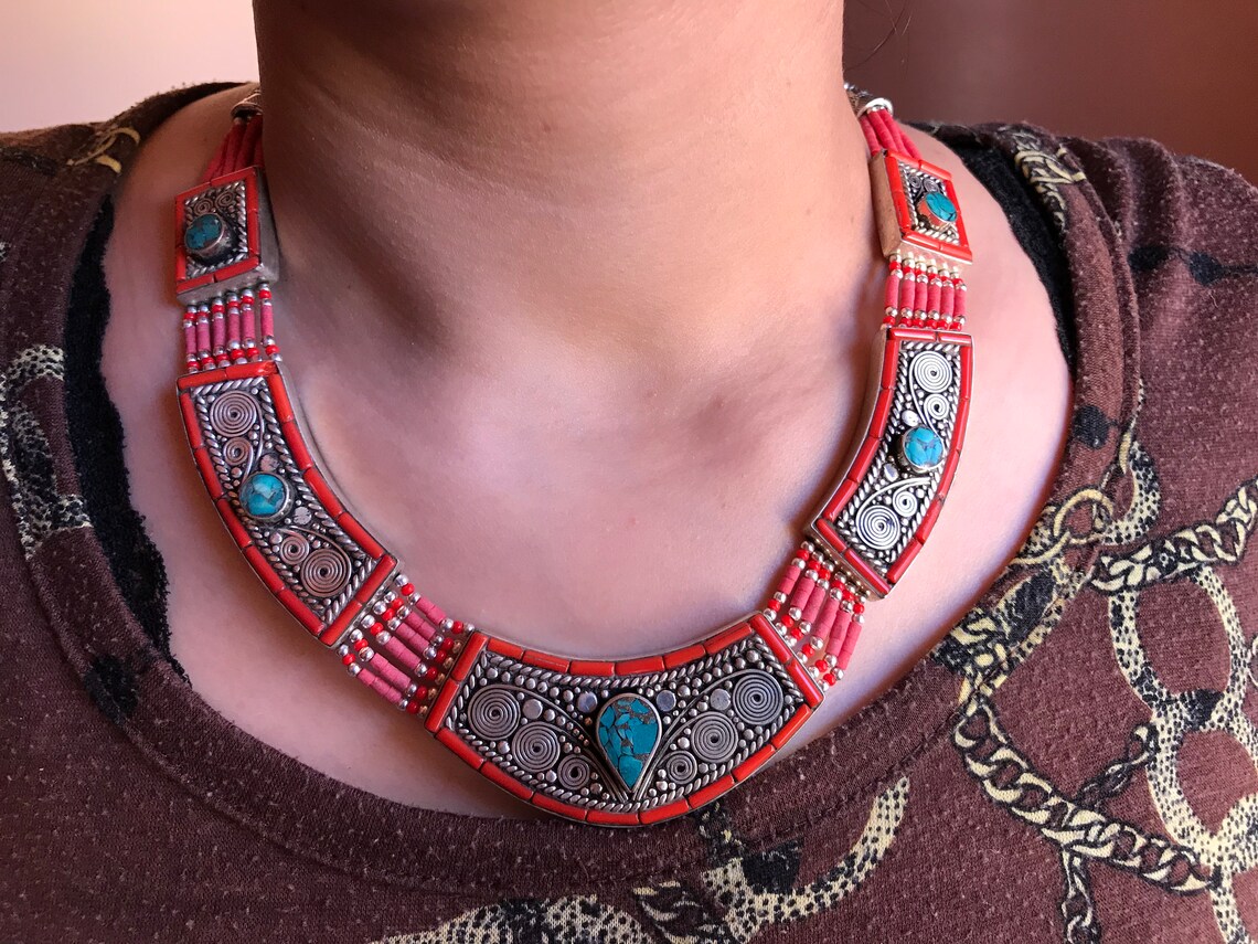Collier Ancien Ethnique Tibétain - Perles De Corail Et Turquoise En Résine - Longueur 61-65 Cm - Occasion