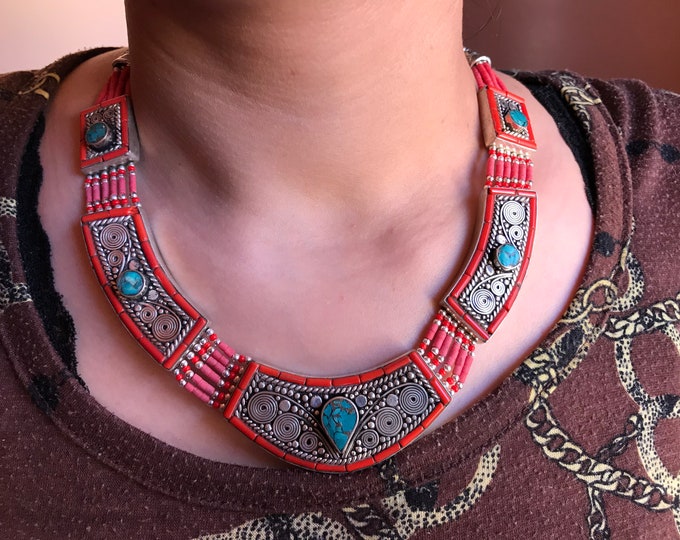 Collier tribal de corail et turquoise, collier tibétain de mosaïque de nepali, ethnique berbère touareg, bijoux d'amulette nomades de Beduin