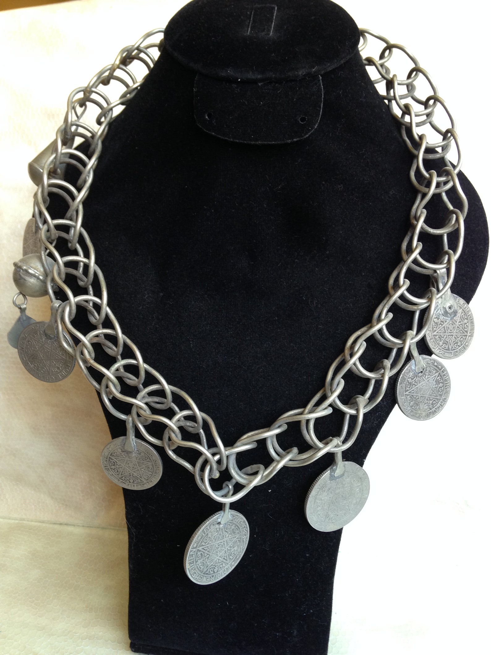 Collier Berbère/touareg Ancien (XIXe Siècle) - Pendentif Hamsa En Pâte De Verre Et Argent - Maghreb Ethnique
