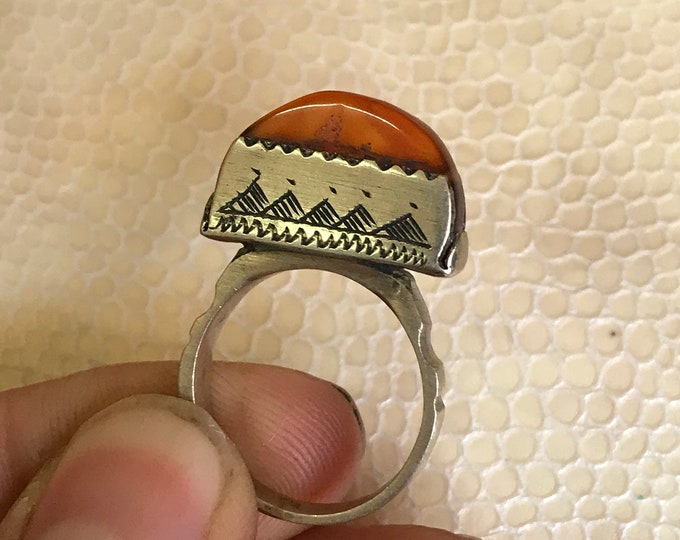 Incroyable bague cornaline argent ancienne portée par le peuple touareg ou Peul vivant dans le désert du Sahara (Afrique du Nord),