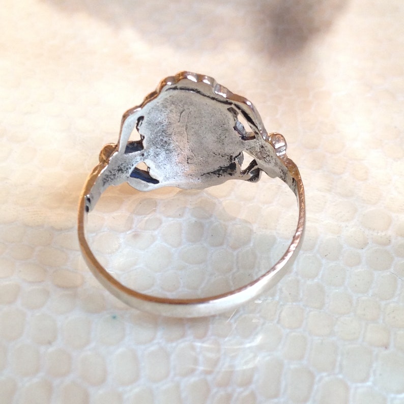 Peut inclure: Bague en argent avec un design d&eacute;taill&eacute; sur le dessus. La bague est unie &agrave; l'int&eacute;rieur.