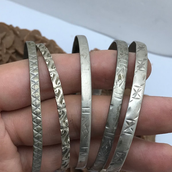 Bijoux marocain, lot de 5 diferent vieux subsaharienne/Touareg argent bracelets joncs