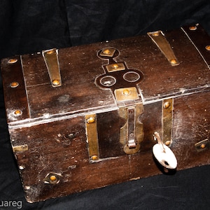 Marocain Antiquité Fine Tuareg Large Kitab Chest,Mauritanie Chest,vintage Chest,Tuareg chest,Wooden brass chest,Home Décor,Moroccan art