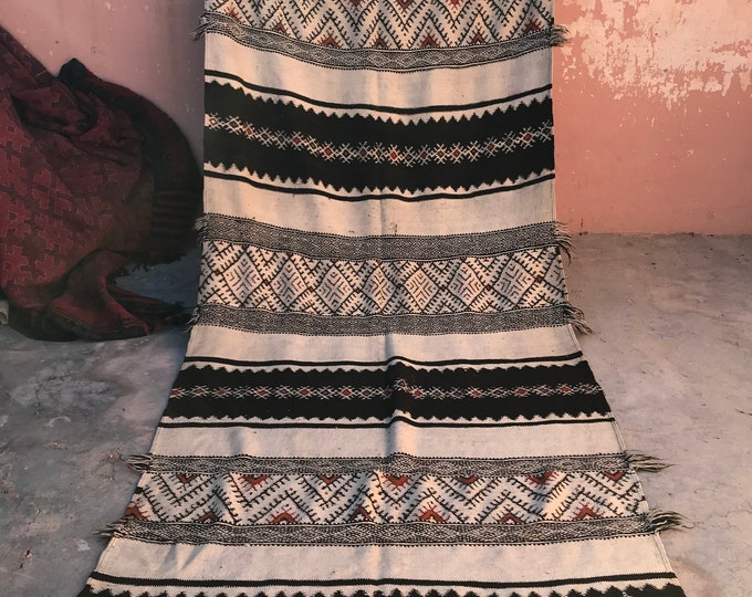 Fabuleux kilim marocain long, tapis de kilim de cru, grand tapis marocain, tapis berbère de laine, tapis d'Azilal, tapis fait main