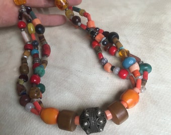 Collier berbère en argent composé de diverses perles du Sahara ancienne , vintage morocco