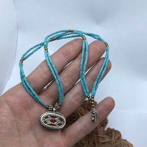 Collier 70cm Népalais Bouddhiste, perles Bois, pendentif Métal, Homme et Femme