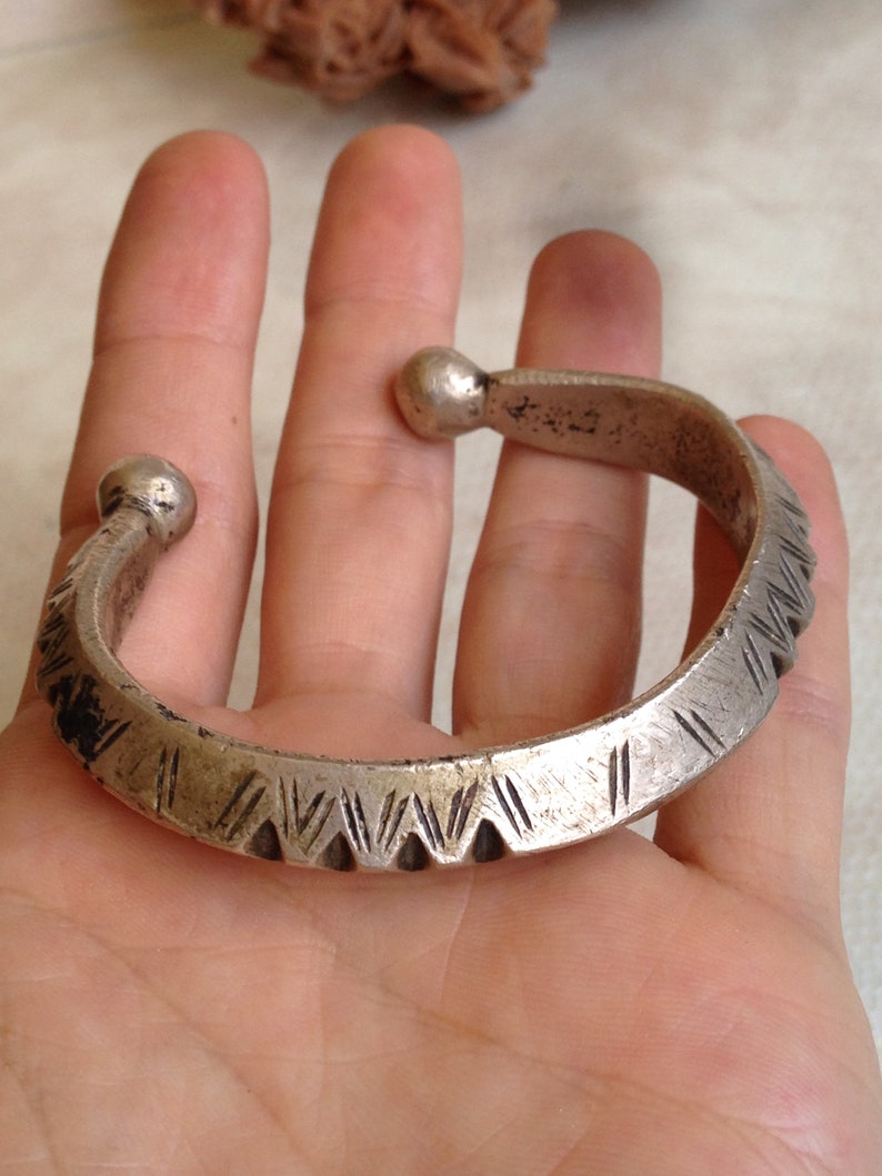 Mali,ethnic bracelet,vintage bracelet Ancien Touareg solid Bracelet tsabit avec des boutons