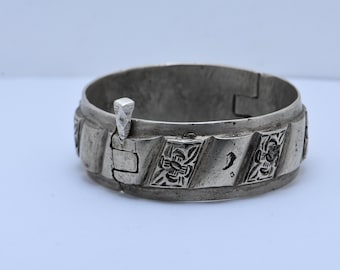Berber Bangle Ethnic , Vintage Moroccan Bracelet , Tribal Bangle