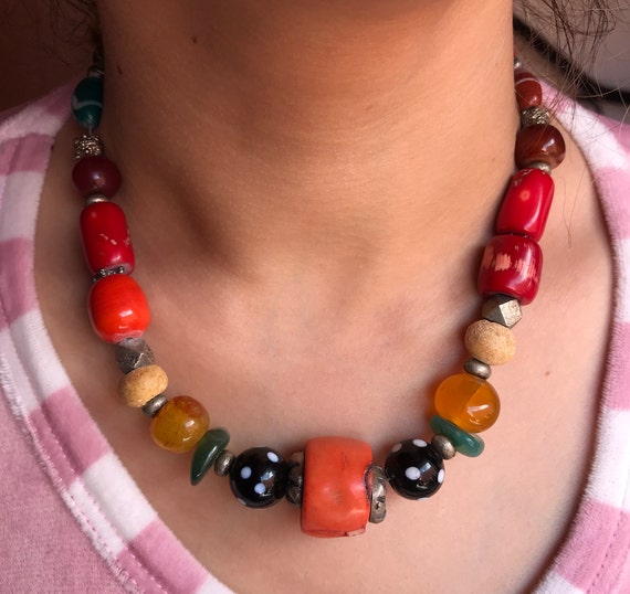 Collier Ethnique Ancien En Perles De Résine Jaune Et Métal - Longueur 61-65 Cm