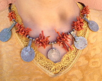 collier ethnique en argent, perles de corail véritable et Monnaies anciennes