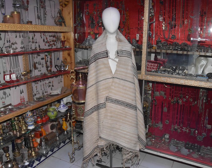 Ait Atta. Old Berber handira , old vintage berber handira , Moroccan blanket 1930s