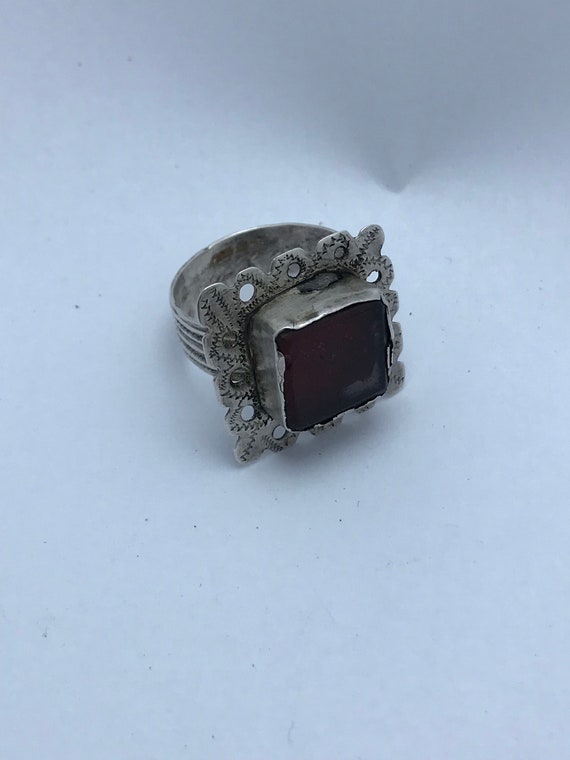Bague en argent avec nénuphar ouvert et pierre rose de Gerardo Sacco