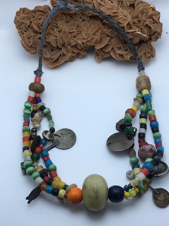 bijoux marocain , collier ancienne verre et argent monnaie ancienne