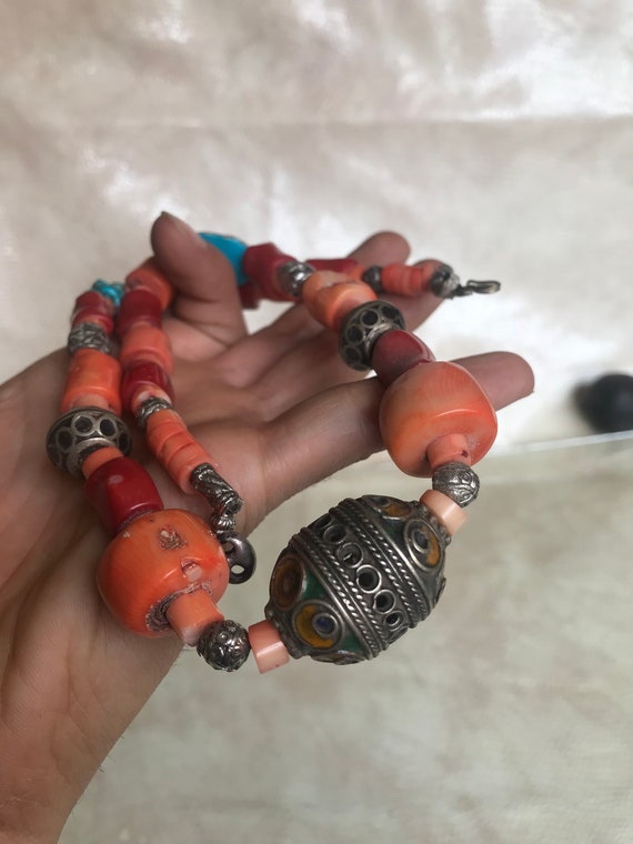 Collier marocain berbère avec perles de corail et arg… Gem