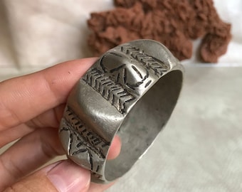 Vintage Berber Bracelet: Ait Atta Aluminum Cuff, Morocco Ethnic Jewelry