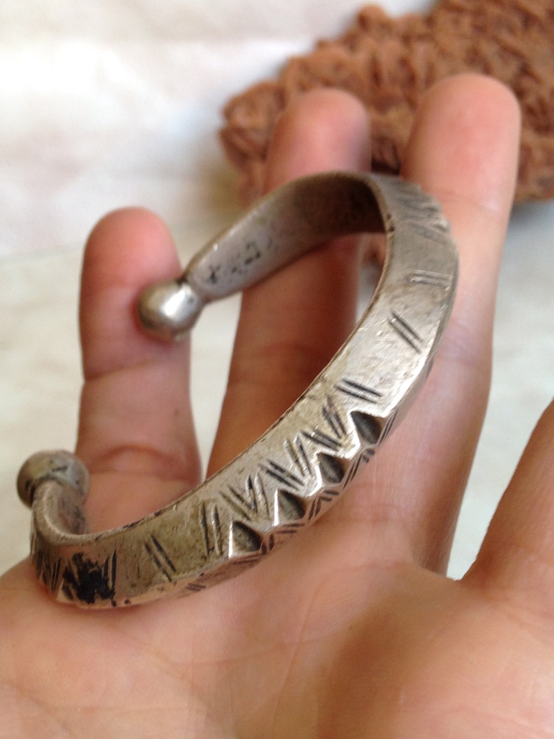 Mali,ethnic bracelet,vintage bracelet Ancien Touareg solid Bracelet tsabit avec des boutons