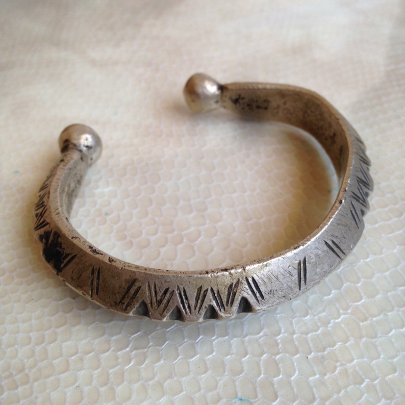 Mali,ethnic bracelet,vintage bracelet Ancien Touareg solid Bracelet tsabit avec des boutons