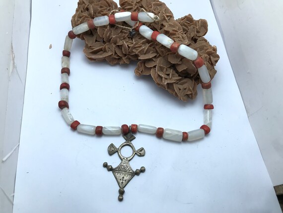 Collier berbère argenté antique du Maroc avec de vieilles Collier berbère argenté antique du Maroc avec de vieilles