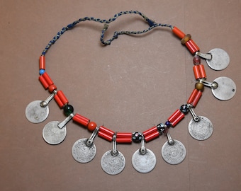 collier berbère en verre ancienne subsaharienne avec des vieilles pièces de monnaie (HASANI) argent et old beads