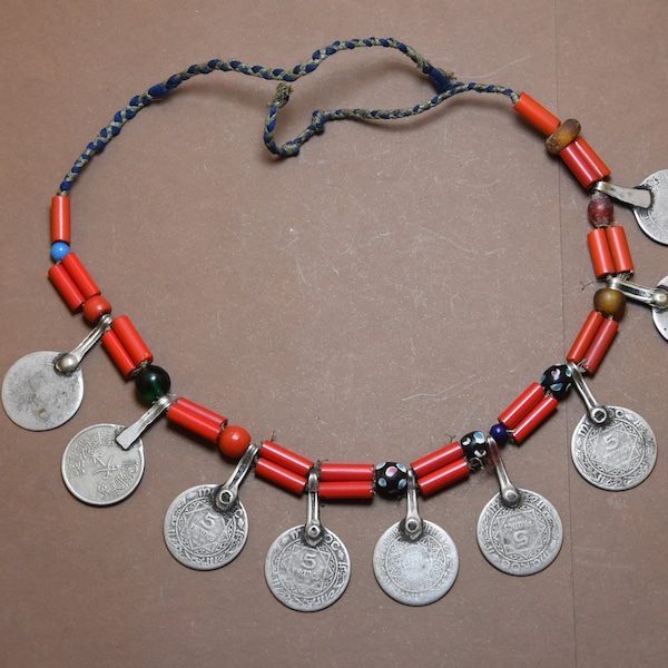 collier berbère en verre ancienne subsaharienne avec des vieilles pièces de monnaie (HASANI) argent et old beads