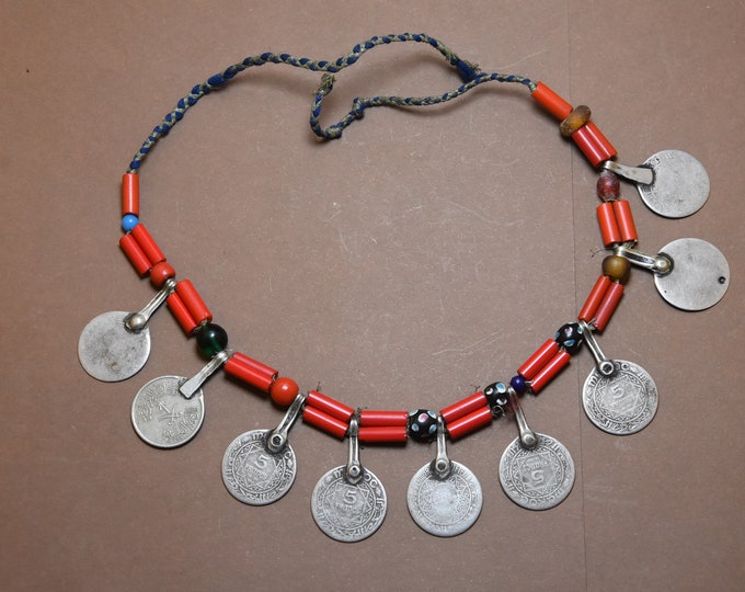 collier berbère en verre ancienne subsaharienne avec des vieilles pièces de monnaie (HASANI) argent et old beads