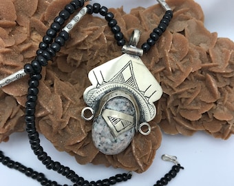 Tuareg necklace with onyx white with black point
