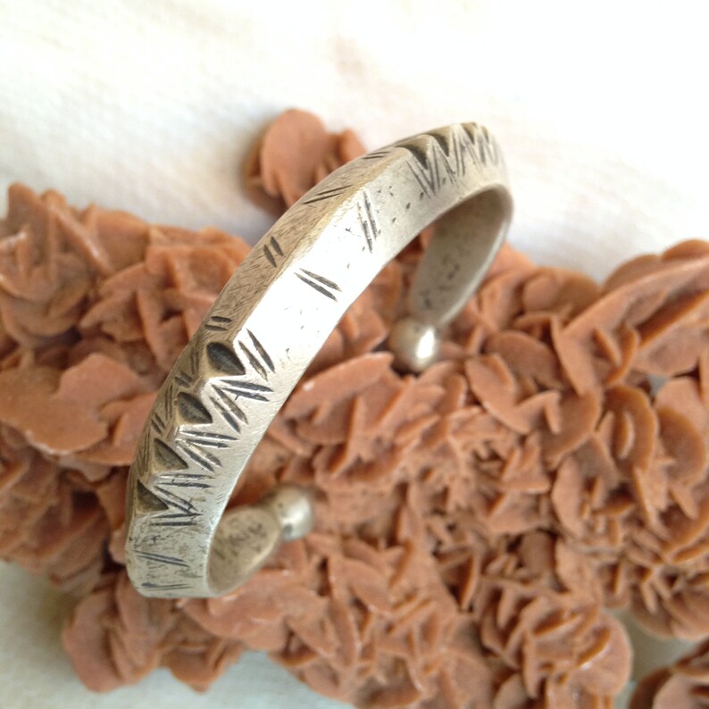 Mali,ethnic bracelet,vintage bracelet Ancien Touareg solid Bracelet tsabit avec des boutons
