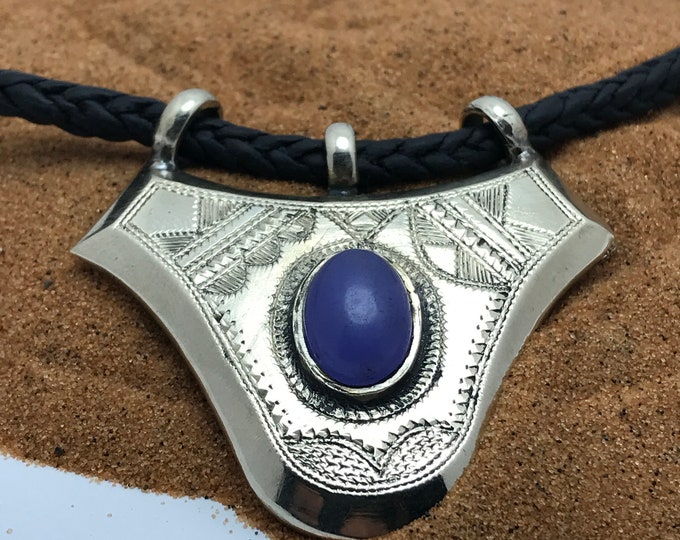 TUAREG Agate bleu Stone and Hand Etched Pendant on traditional Tuareg collier , Ethnic Boho, Touareg.