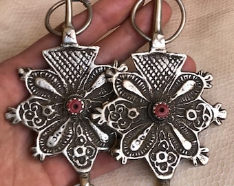 Old Berber silver fibula from the Aït Hadiddou tribe in the High Atlas, Morocco, Moroccan jewelry, Berber fibula, ethnic fibula