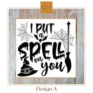 Puede incluir: Un diseño blanco con temática de Halloween con la frase "I PUT A SPELL ON YOU" en negro, junto con un sombrero de bruja, telarañas, un murciélago y una escoba. El diseño está etiquetado como "Design A".