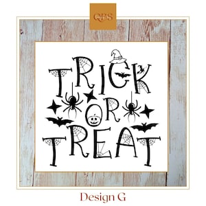 Puede incluir: Diseño en blanco y negro con temática de Halloween con las palabras "TRICK OR TREAT". El diseño incluye arañas, murciélagos, estrellas y una calabaza. El texto "Design G" está en la parte inferior.