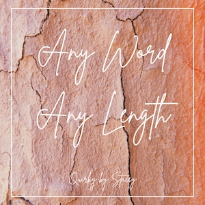 Puede incluir: Primer plano de una superficie agrietada, texturizada, de color marrón claro con las palabras "Any Word Any Length" escritas en cursiva blanca. El texto "Quirky by Stacey" está escrito en cursiva blanca debajo del texto principal.