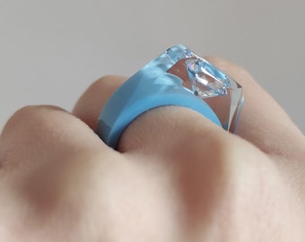 Blauwe harsring met zirkonia - statement ring - blauwe hars sieraden - geometrische ring - kleurrijke sieraden - blauwe harsband