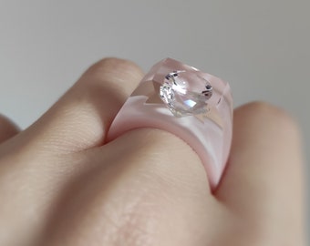 Lichtroze ring - Cubic Zirconia Ring - Roze hars sieraden - Geometrische ring - Kleurrijke sieraden - Roze harsband - Roze sieraden