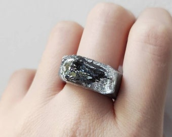 Gray Resin Ring with Carborundum, Grey Ring with Silicon Carbide, Statement Raw Ring with Silver Flakes