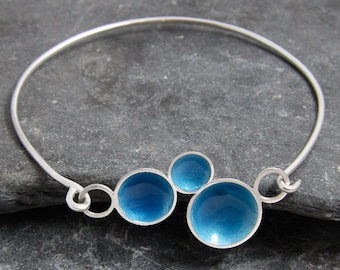 Rock Pool Armreif - blauer Emaille Armreif - Armreif - Silber 925 zarter Armreif - strand inspiriert - handgemacht in Cornwall