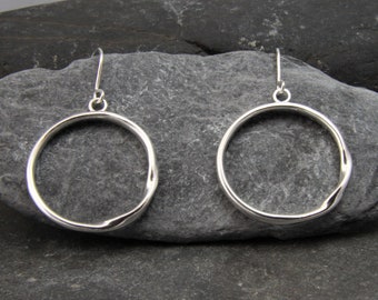 Sterlingzilveren golfoorbellen: handgemaakte Cornwall-sieraden - gedraaide hangende ring
