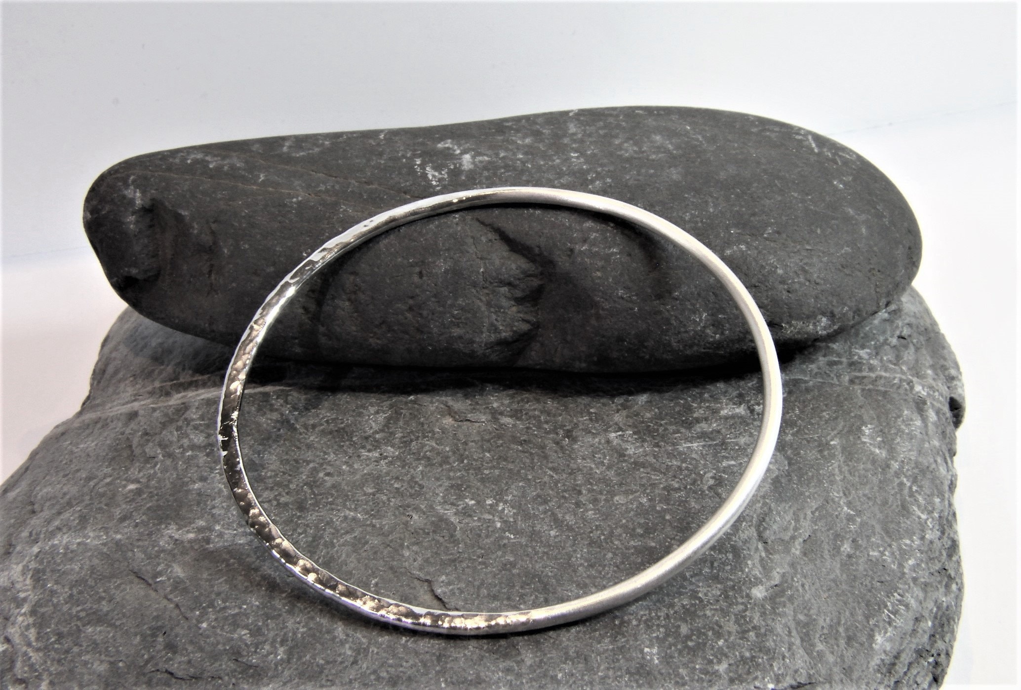 Silber Armreif - Sterling Silber gehämmerter Armreif - gehämmertes und gebürstetes Silber - Reflections on the Sea - sea inspiriert - handgemacht in Cornwall
