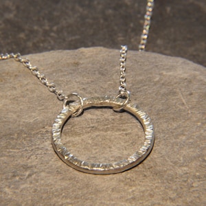 Colar circular em prata de lei martelada - Feito à mão na Cornualha