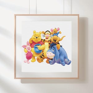 Puede incluir: Impresión enmarcada que representa personajes de dibujos animados: un oso amarillo con una olla azul, un cerdo rosa, un tigre, un burro azul y un ratón. La imagen está sobre un fondo blanco, ideal para una habitación infantil.