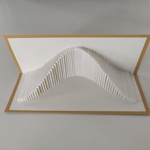 Tarjeta desplegable de arquitectura origámica Eiger: montaña en kirigami 3D. Regalo hecho a mano en los Alpes suizos.